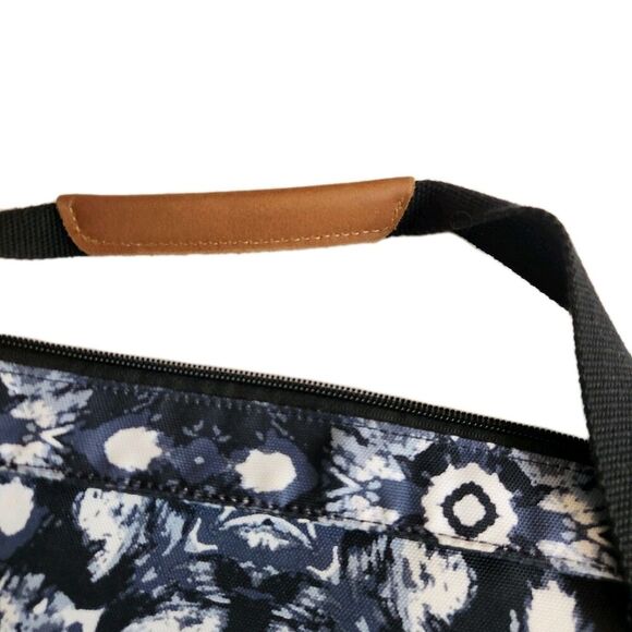 High Sierra Clybourn Tote Bag, Blue & White Geometric Eclipse/Raven, One Size - Picture 2 of 12